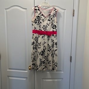 Dress with fushia piping around neck and sleeves